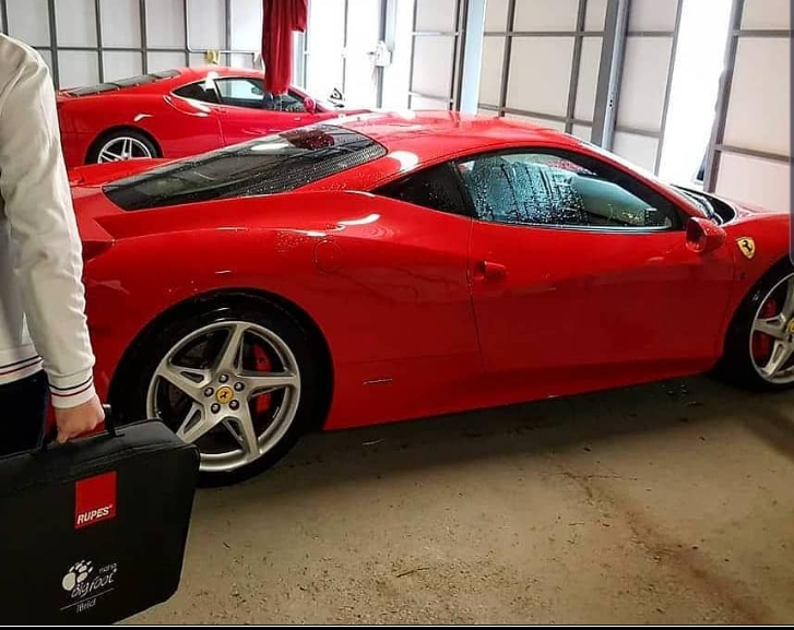 Dos Ferraris rojas en taller de detailing