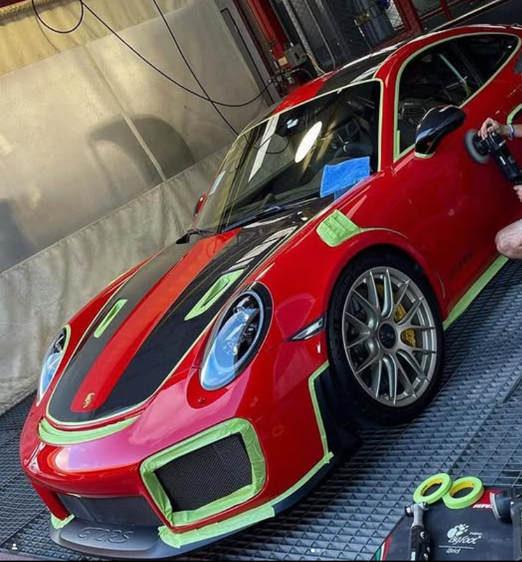 Porsche rojo en proceso de detailing profesional